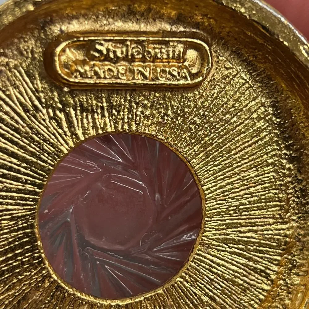 Stylebuilt trinket box, 24K gold plated and a crystal or glass top.